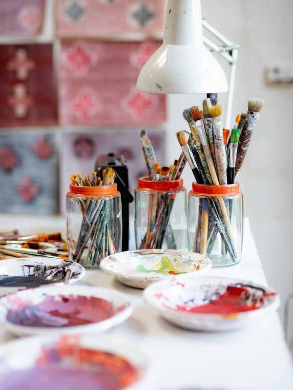 Pensule și farfurii pictate în atelier