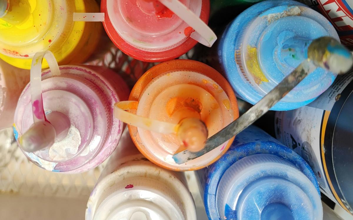 Pahare cu vopsea acrilică colorată, văzute de sus