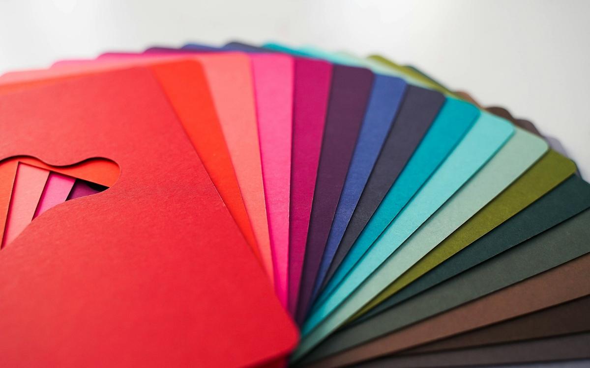 Evantai de cartoane colorate, cu o formă decupată
