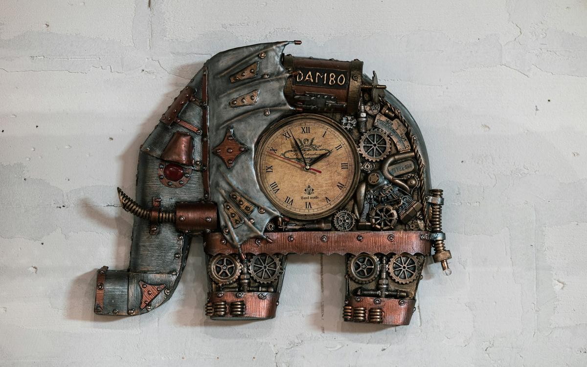 Ceas de perete decorativ, în formă de elefant, cu detalii metalice