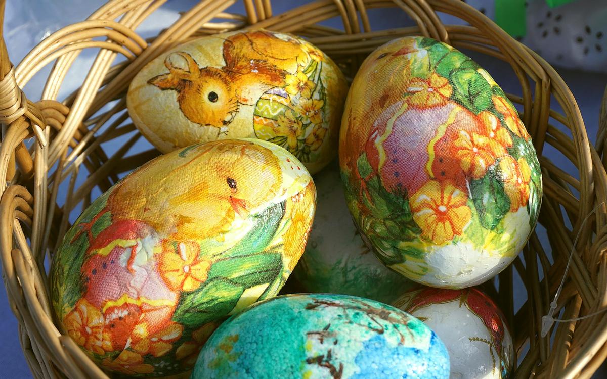 Ouă decorate prin decoupage cu motive florale, într-un coș