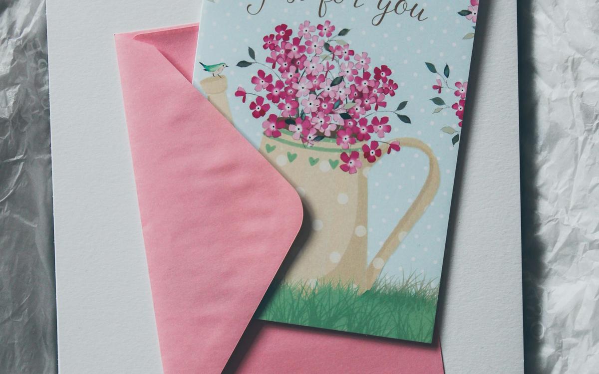 Felicitare handmade cu flori și plic roz