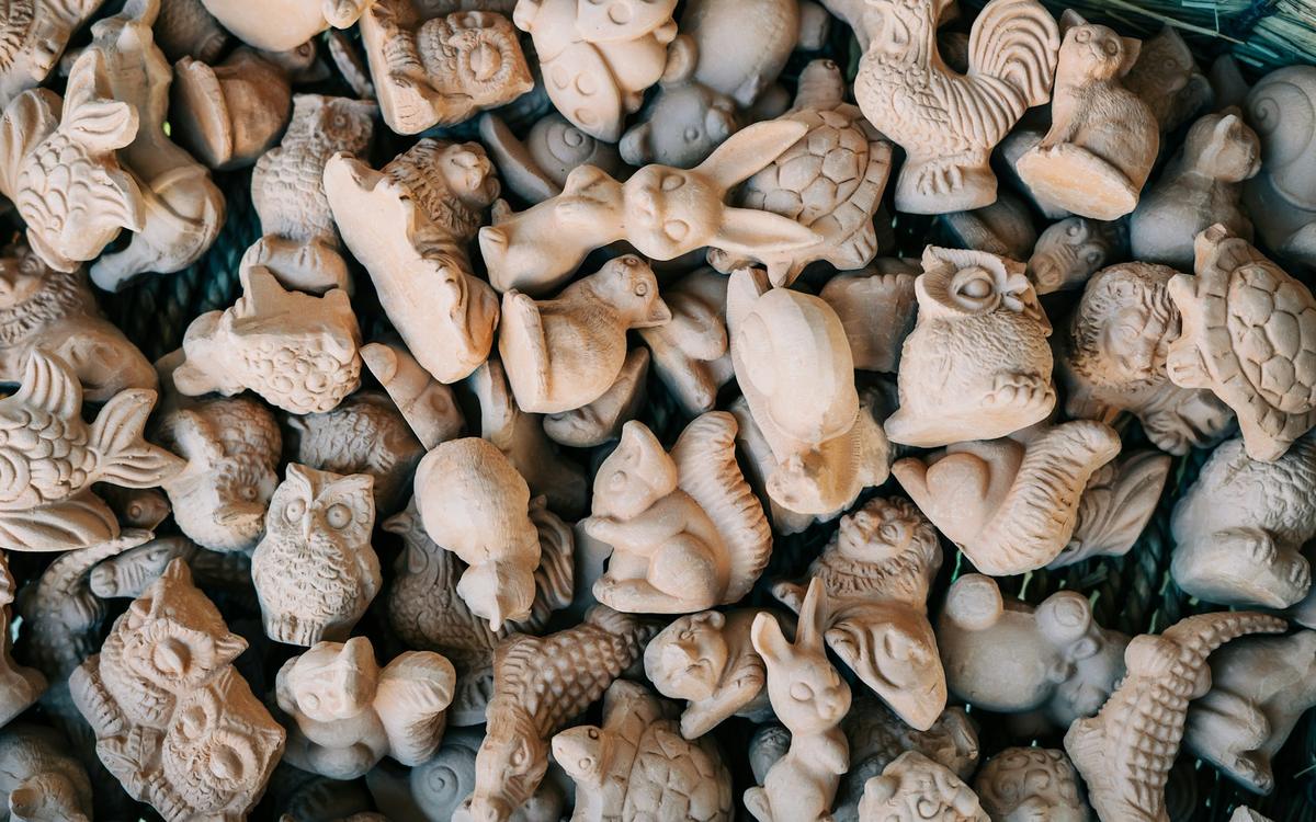 Multe figurine turnate, nepictate, în formă de animale