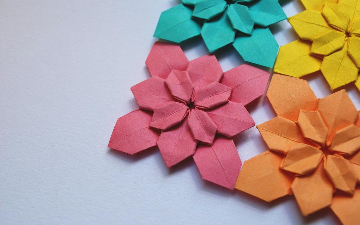 Flori din hârtie colorată tăiate în forme geometrice
