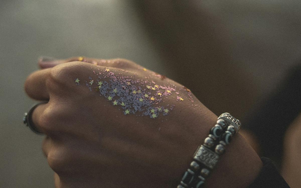 Glitter argintiu aplicat pe dosul palmei