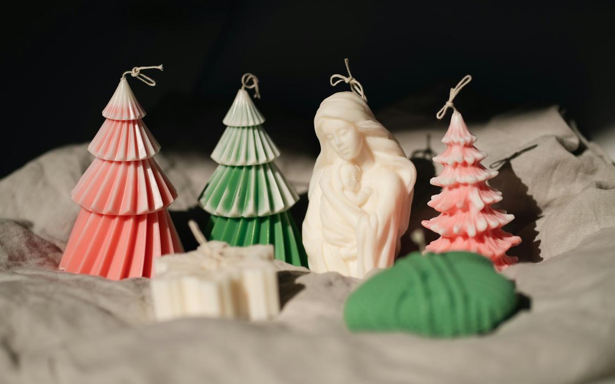 Lumânări în formă de brad și figurine, în culori pastel