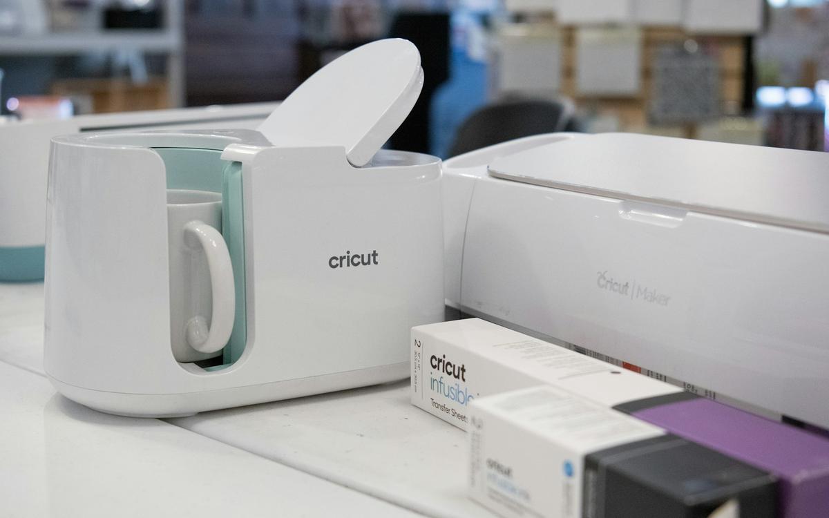 Aparate Cricut albe pe un raft de magazin