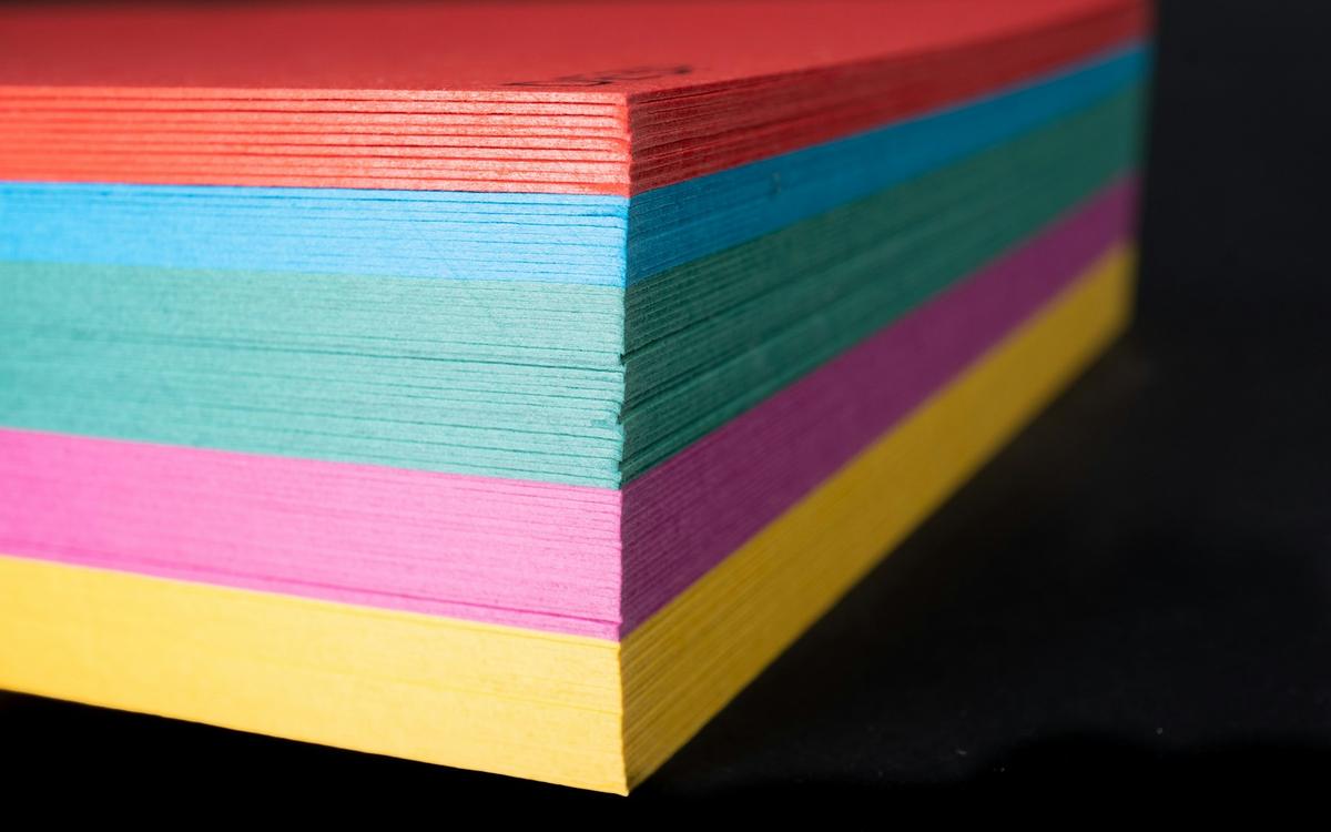 Teanc de coli colorate, văzut din lateral