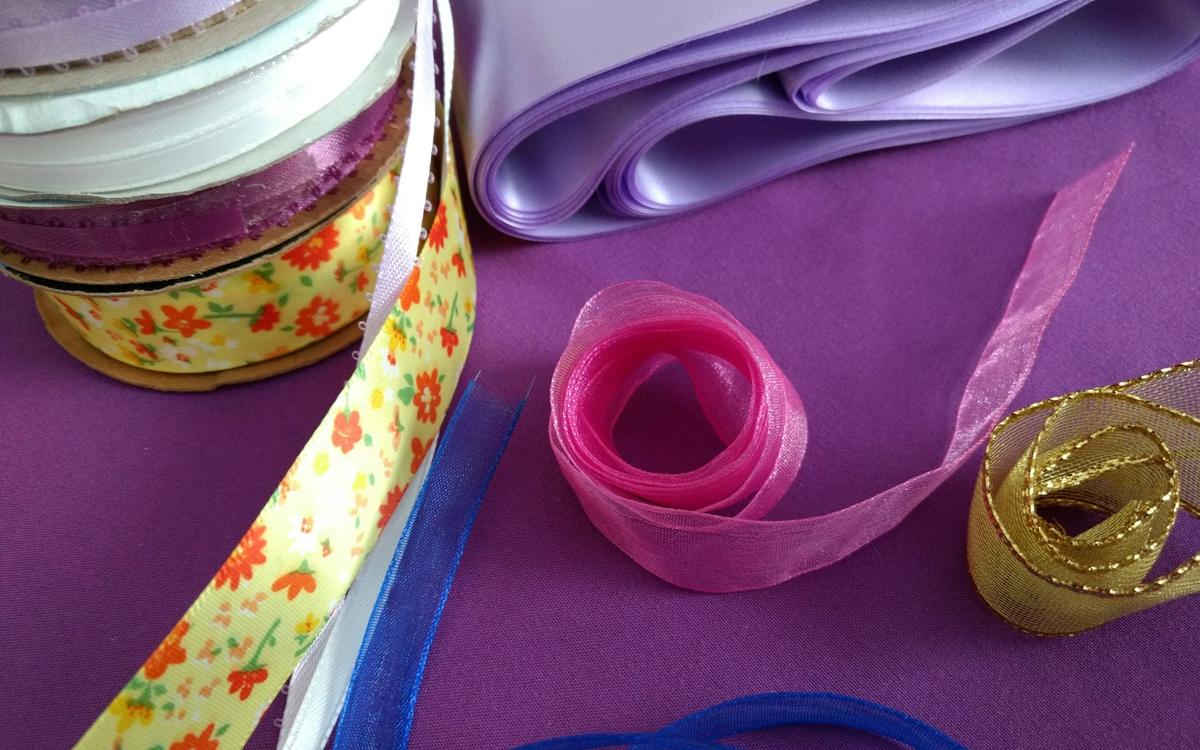 Role de panglici colorate, din satin și cu imprimeuri