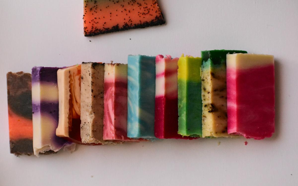 Felii de pastă polimerică în dungi colorate