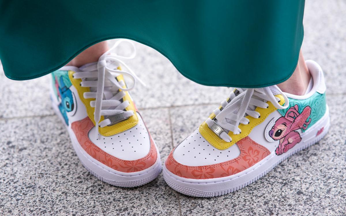 Pantofi sport albi pictați cu personaje colorate