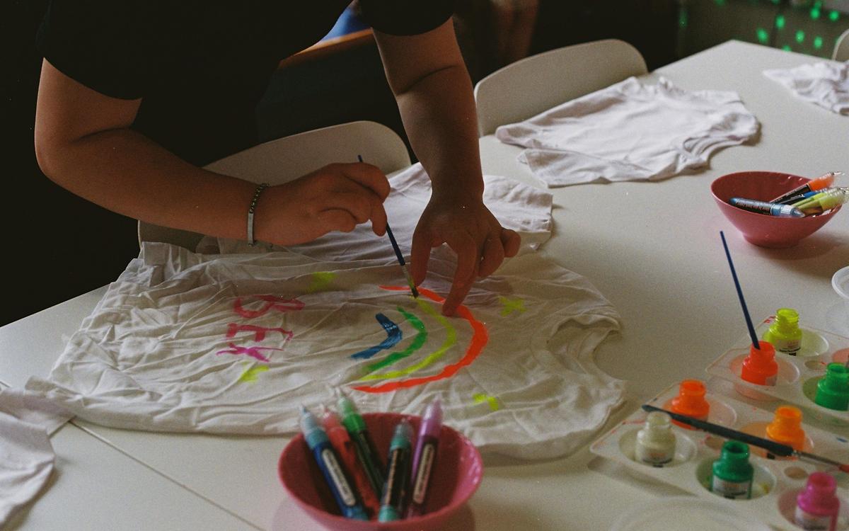 Pictură cu culori textile pe un tricou alb