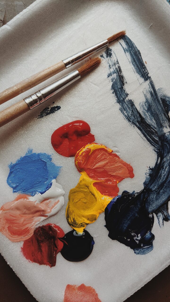 Culori acrilice pe paleta de pictură
