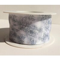 X244040050010 - Rola panglica 40mm x 10 m - alba cu floricele DIEND