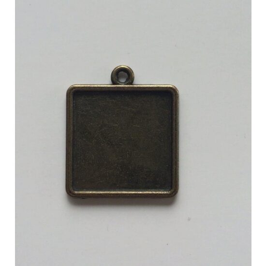 366895D - medalion bronz patrat, cu agatatoare, 20x20mm - ANT-CH