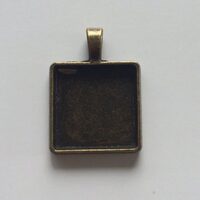366896D - medalion bronz patrat, cu agatatoare, 20x20mm - ANT-CH