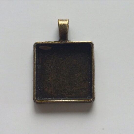 366896D - medalion bronz patrat, cu agatatoare, 20x20mm - ANT-CH