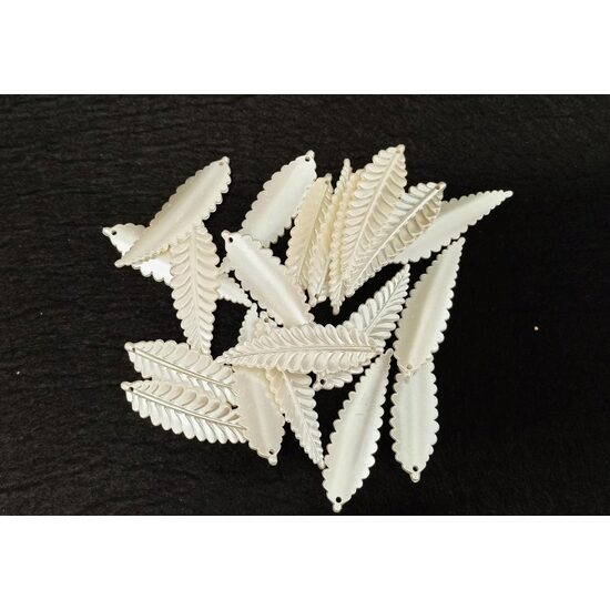 364922 - Set 20buc margele albe din acril - frunza, 5.3x1.5cm - ANT-CH